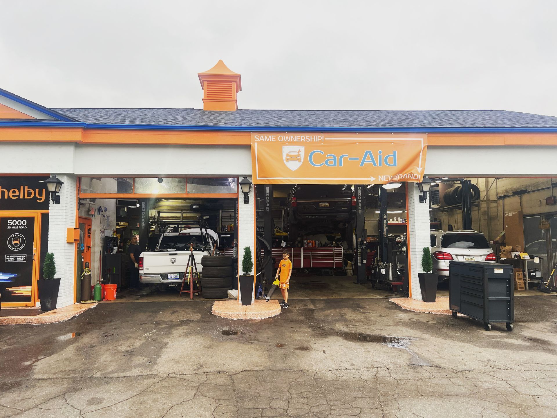 A car repair shop with a sign that says car aid