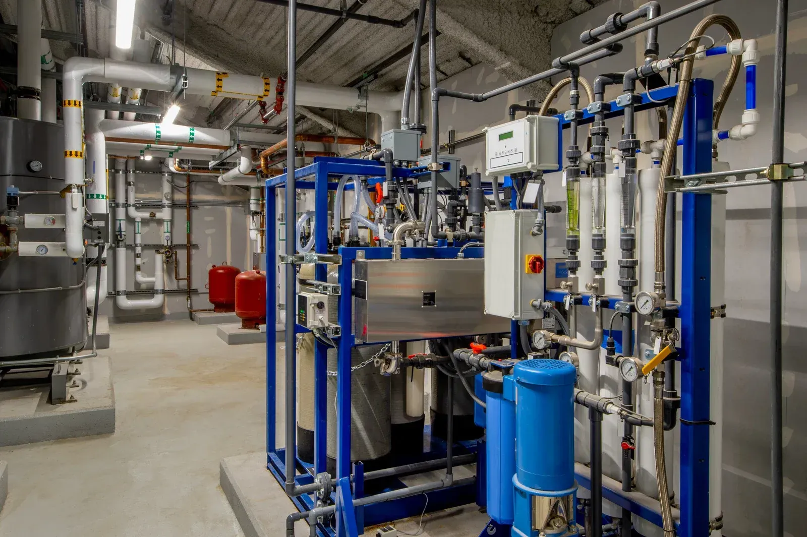 A large room filled with lots of pipes and machinery.