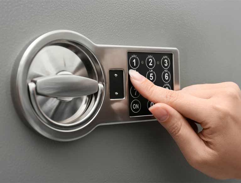 AACE Glass Lock & Key