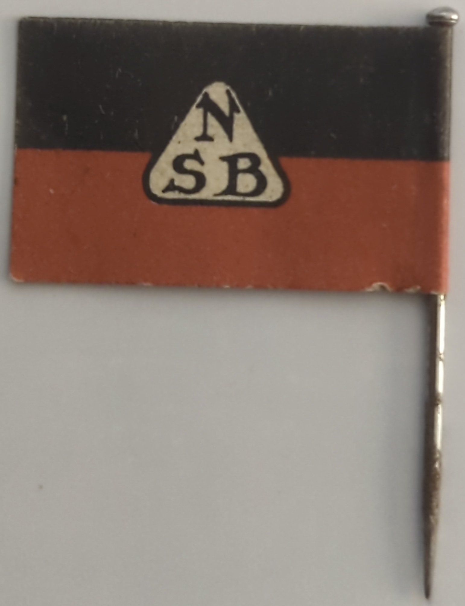 Cocktailprikker met NSB-vlaggetje