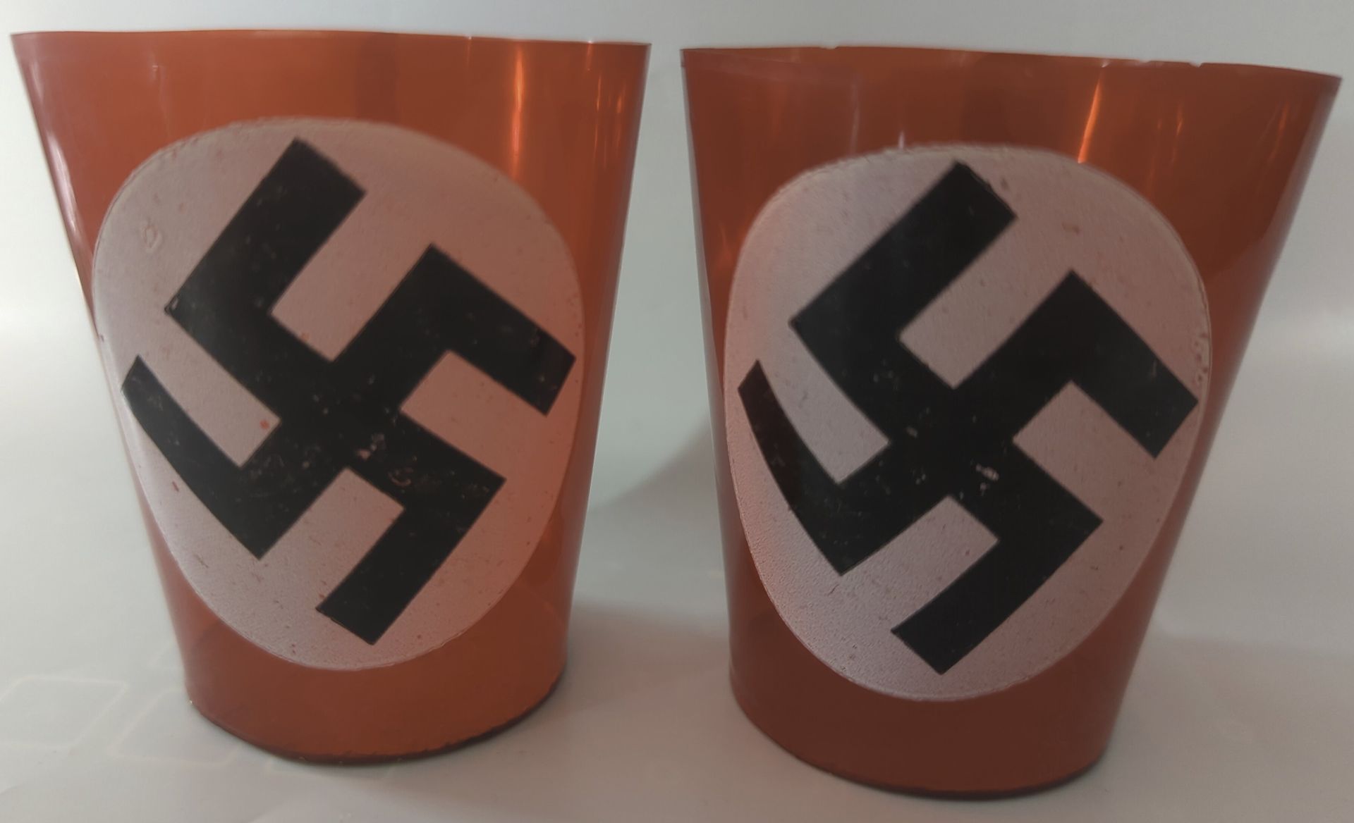 Set van 2 waxinelichthouders met swastika