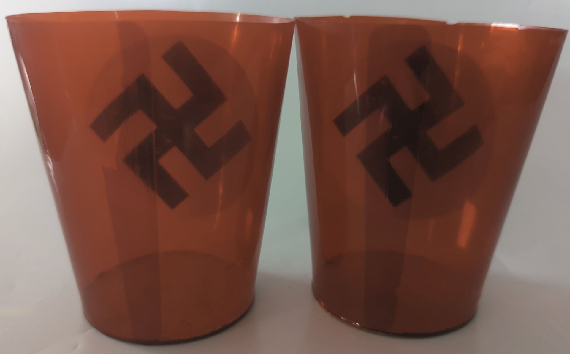 Set van 2 waxinelichthouders met swastika