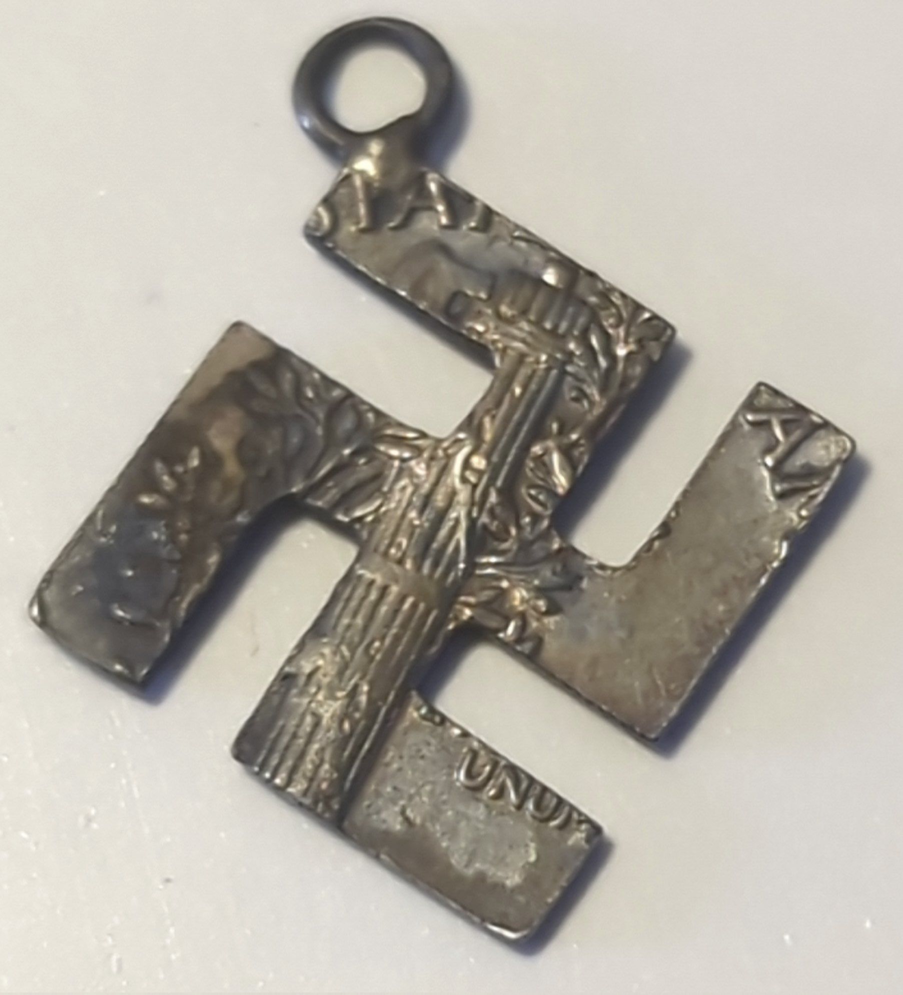 Zelfgemaakte hanger met hakenkruisvorm en Italiaans fascistisch motief