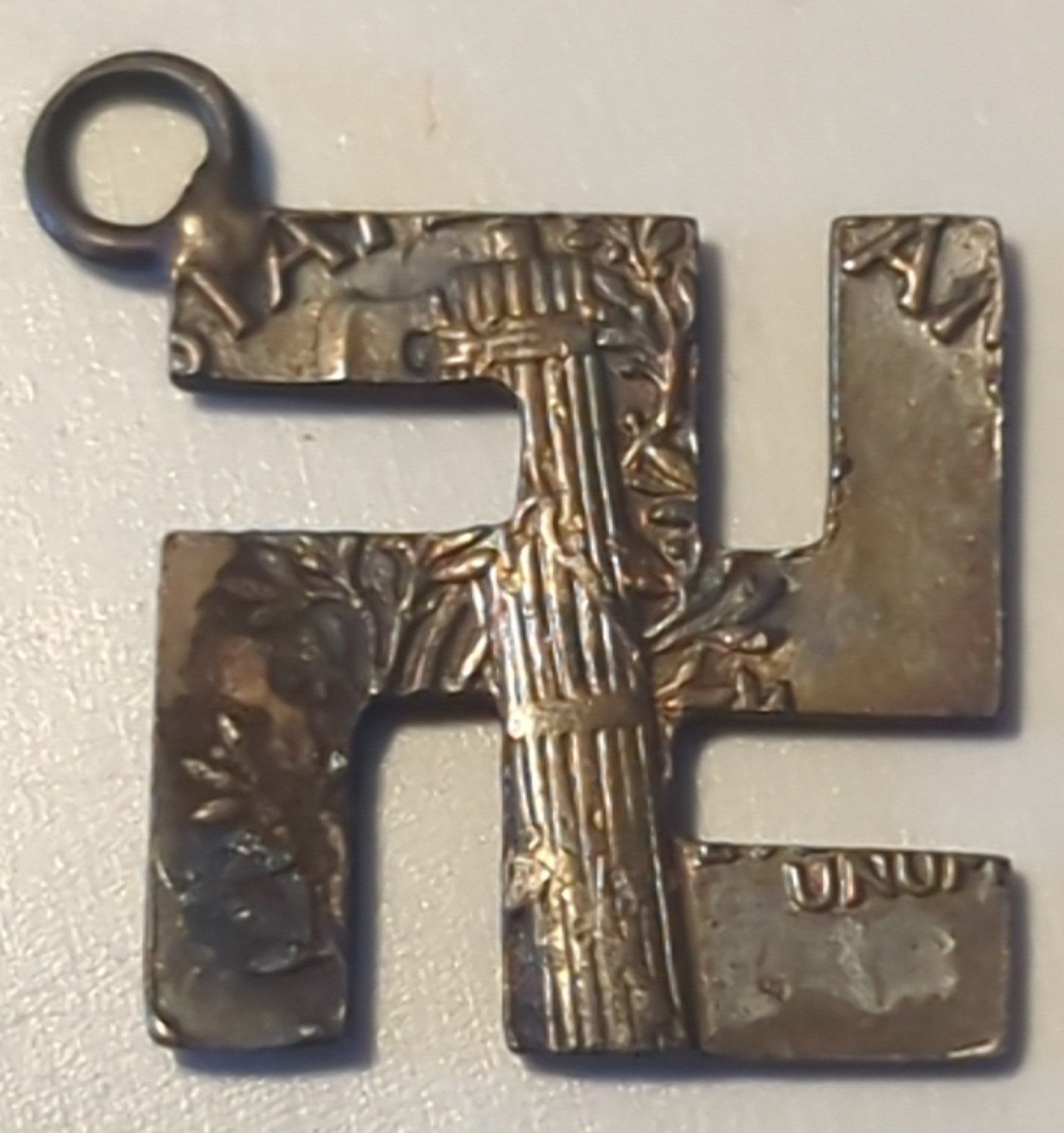 Zelfgemaakte hanger met hakenkruisvorm en Italiaans fascistisch motief