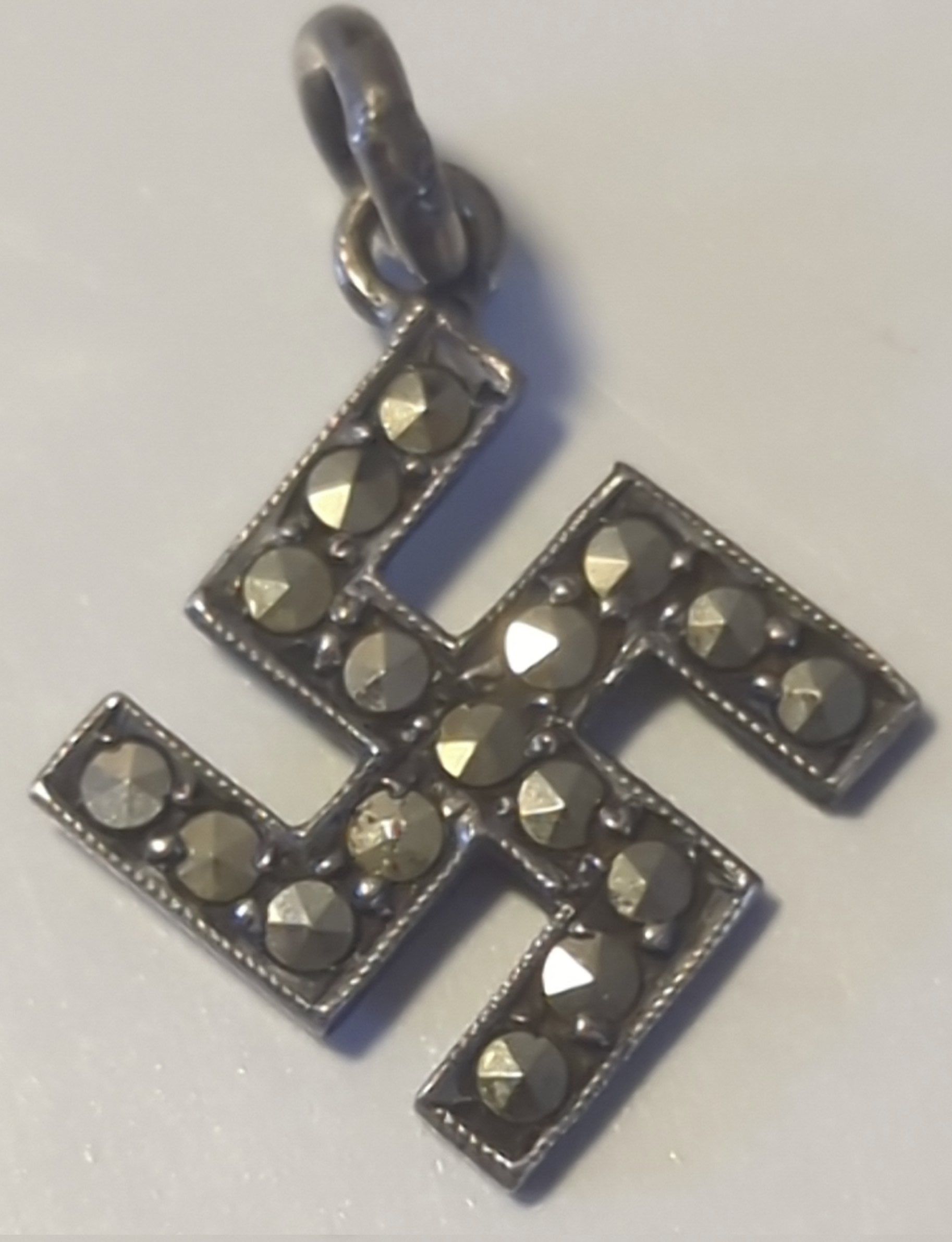 zilveren hanger (800 zilver) met 17 inlays – historische hakenkreuz-schmuck