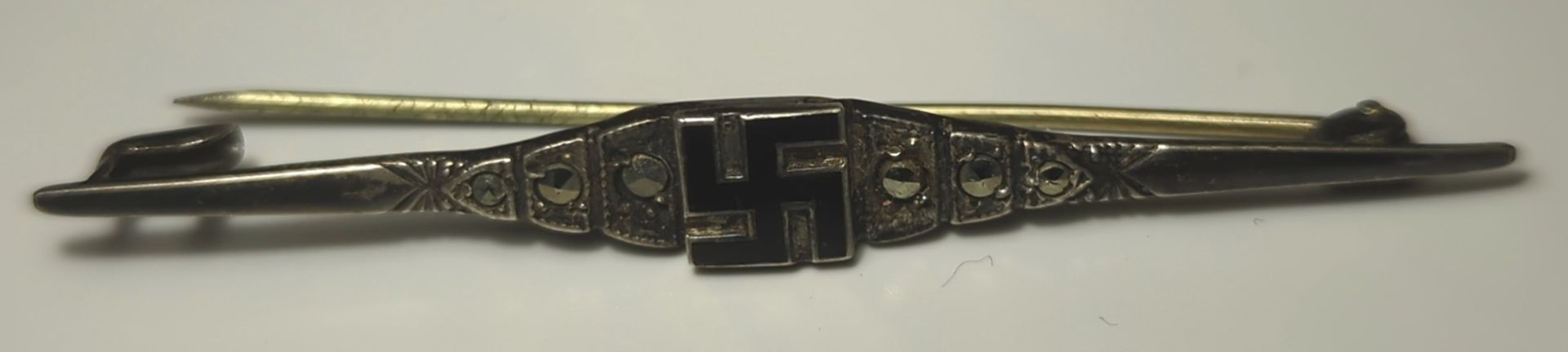 Zilveren 800 broche met 6 inlays (“Hakenkreuz-Schmuck”)