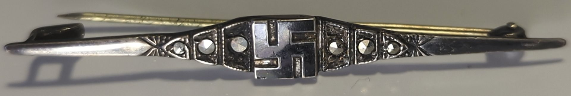 Zilveren 800 broche met 6 inlays (“Hakenkreuz-Schmuck”)