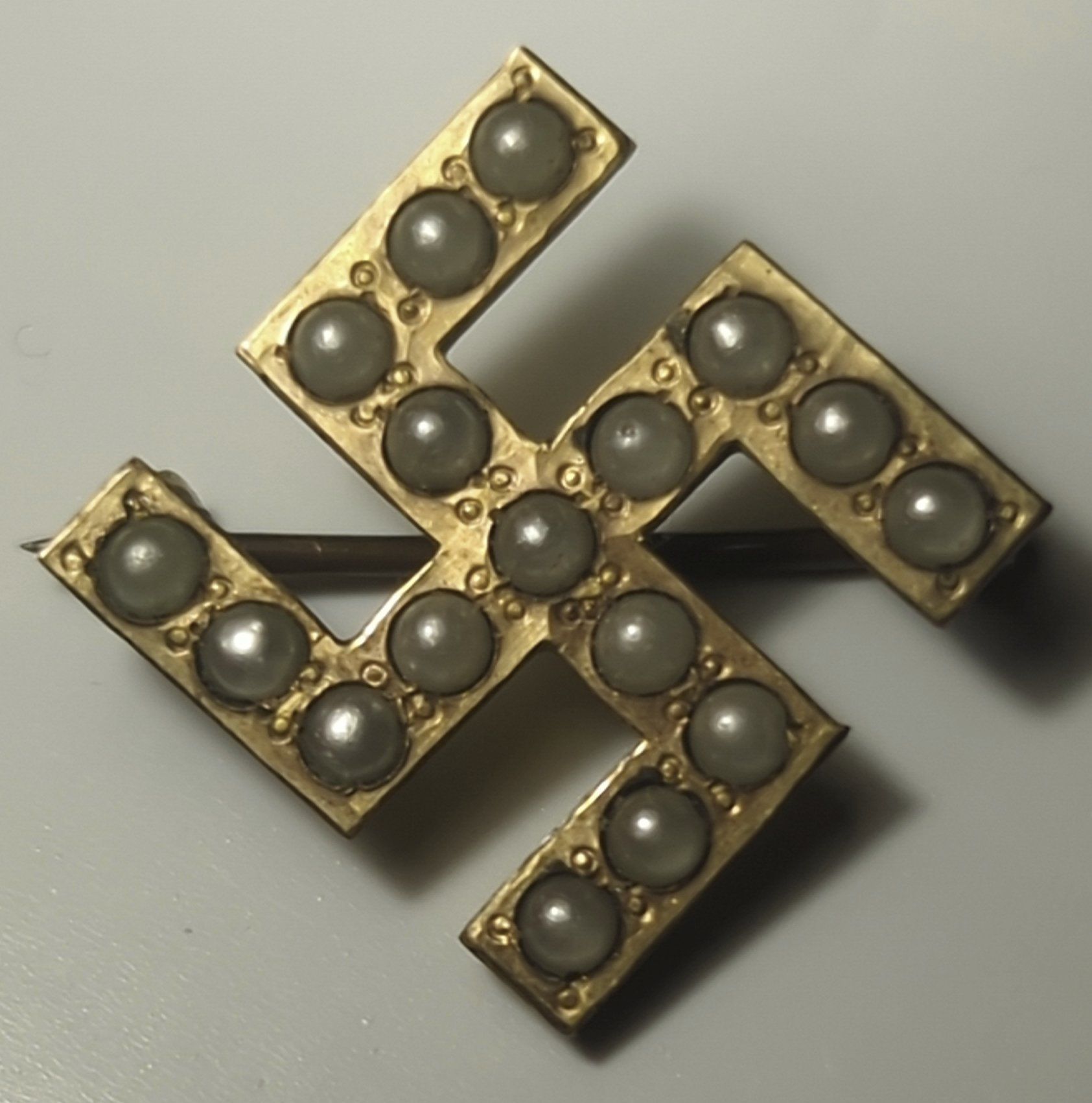 1890, Victoriaanse broche met parelinleg – PSCO Plainville Stock Co