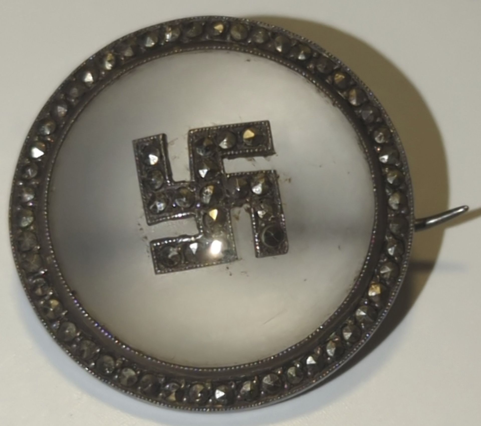 Zilveren 835 broche met glas– in origineel E. Kostenbader (Stuttgart) doosje