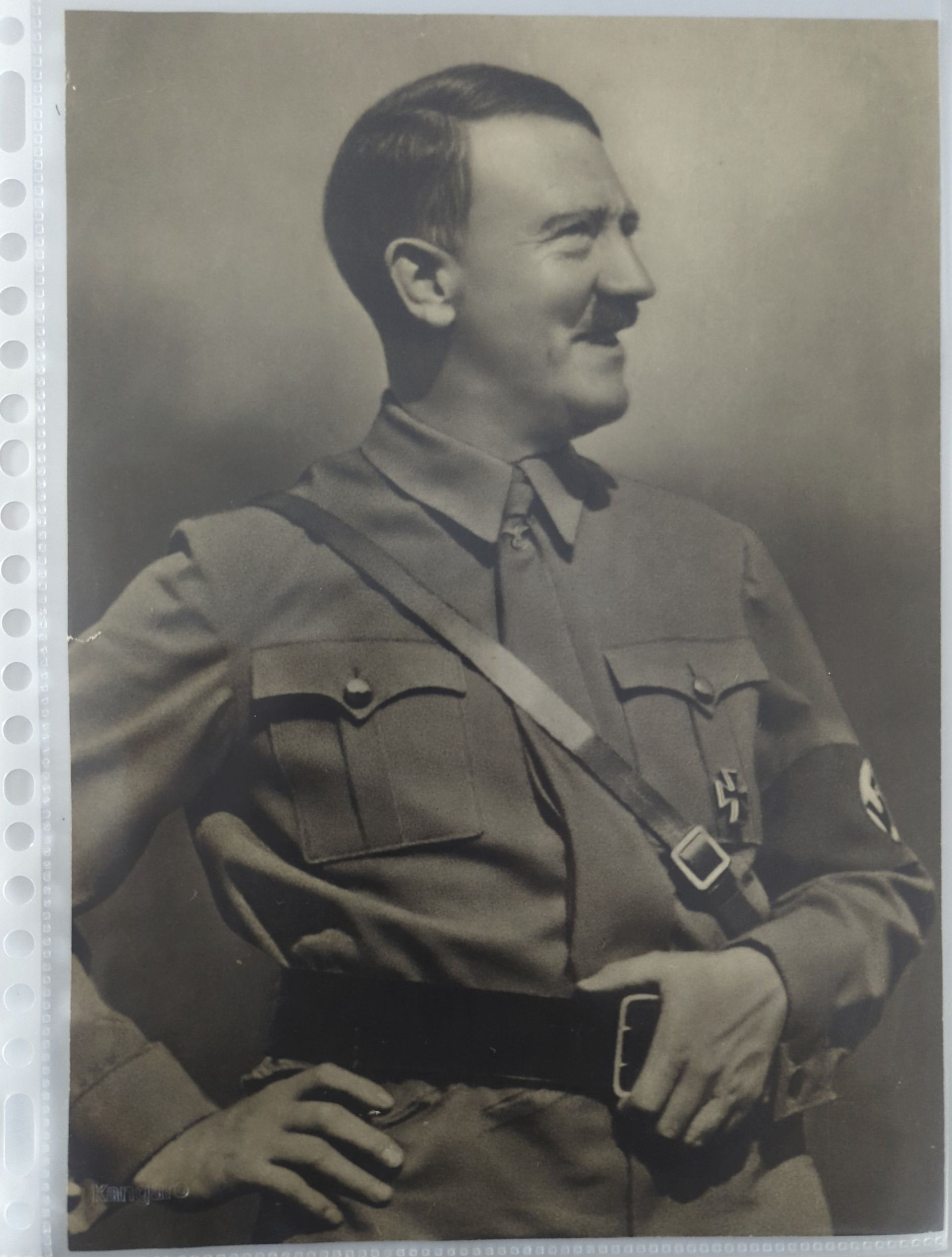 Propaganda fotoafdruk met achterzijde-tekst “Der Führer in Weimar 1925–1938”