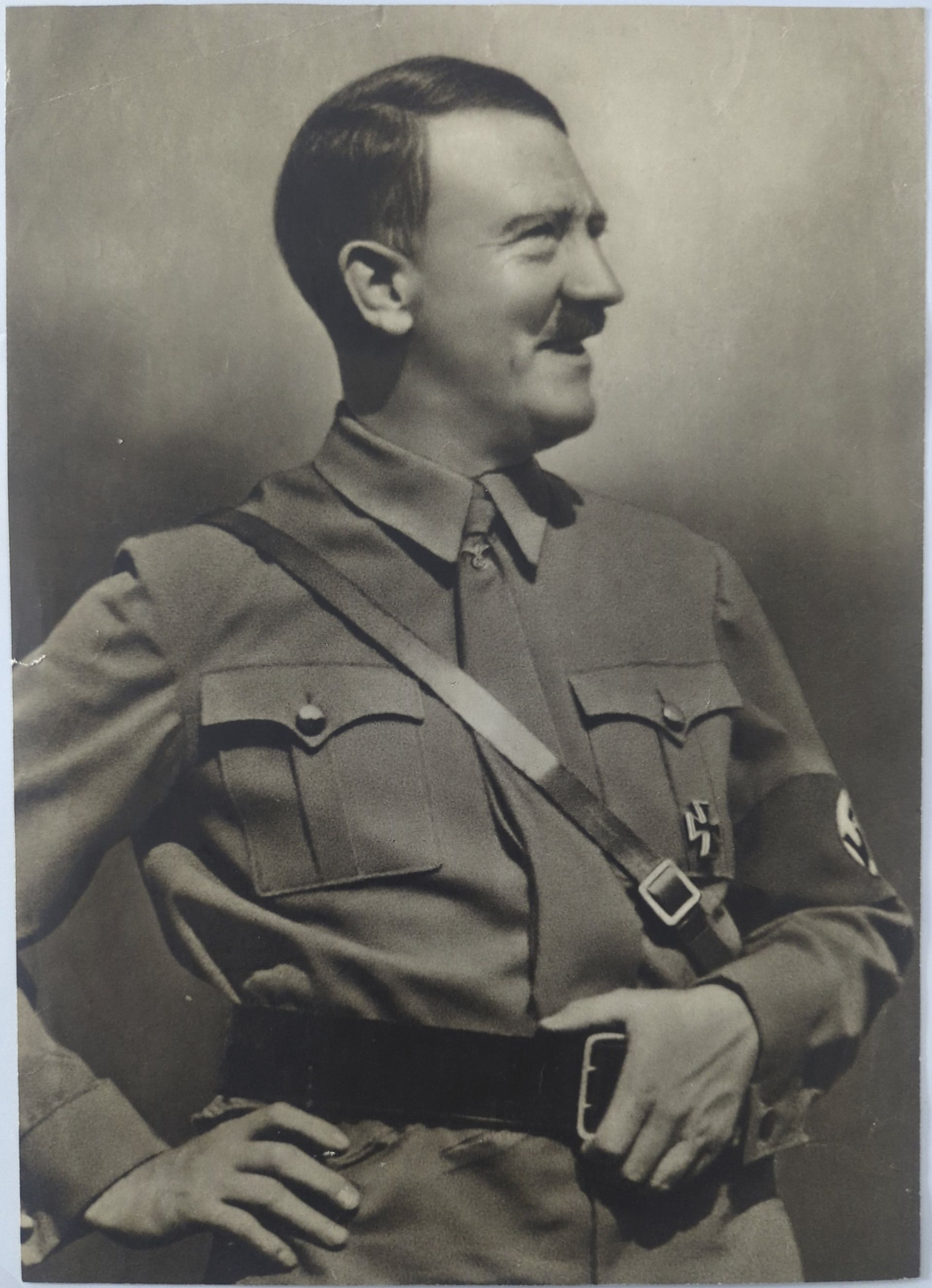 Propaganda fotoafdruk met achterzijde-tekst “Der Führer in Weimar 1925–1938”