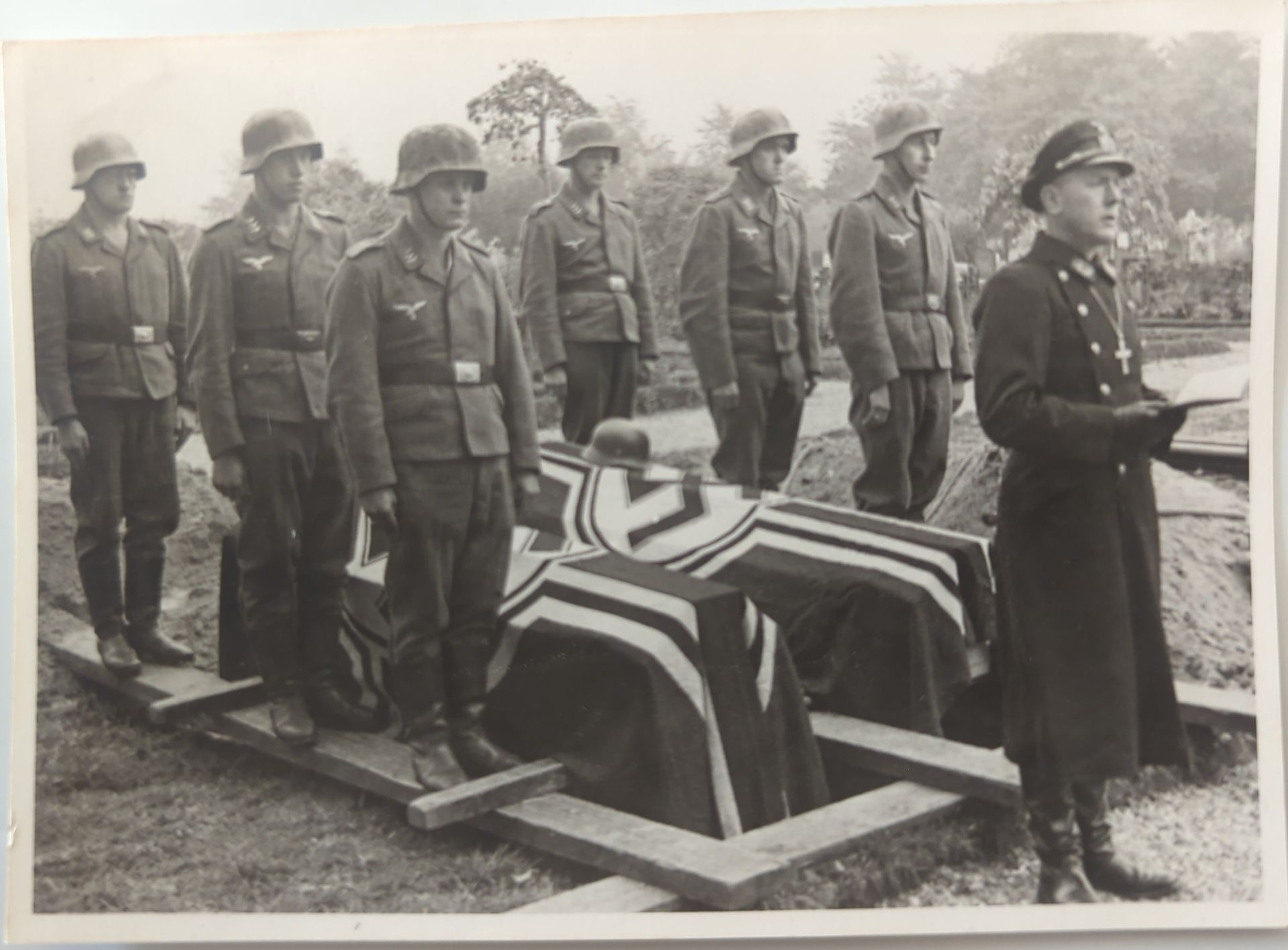 Set van 3 originele foto’s – Duitse militaire begrafenis, ca. 1940–1944