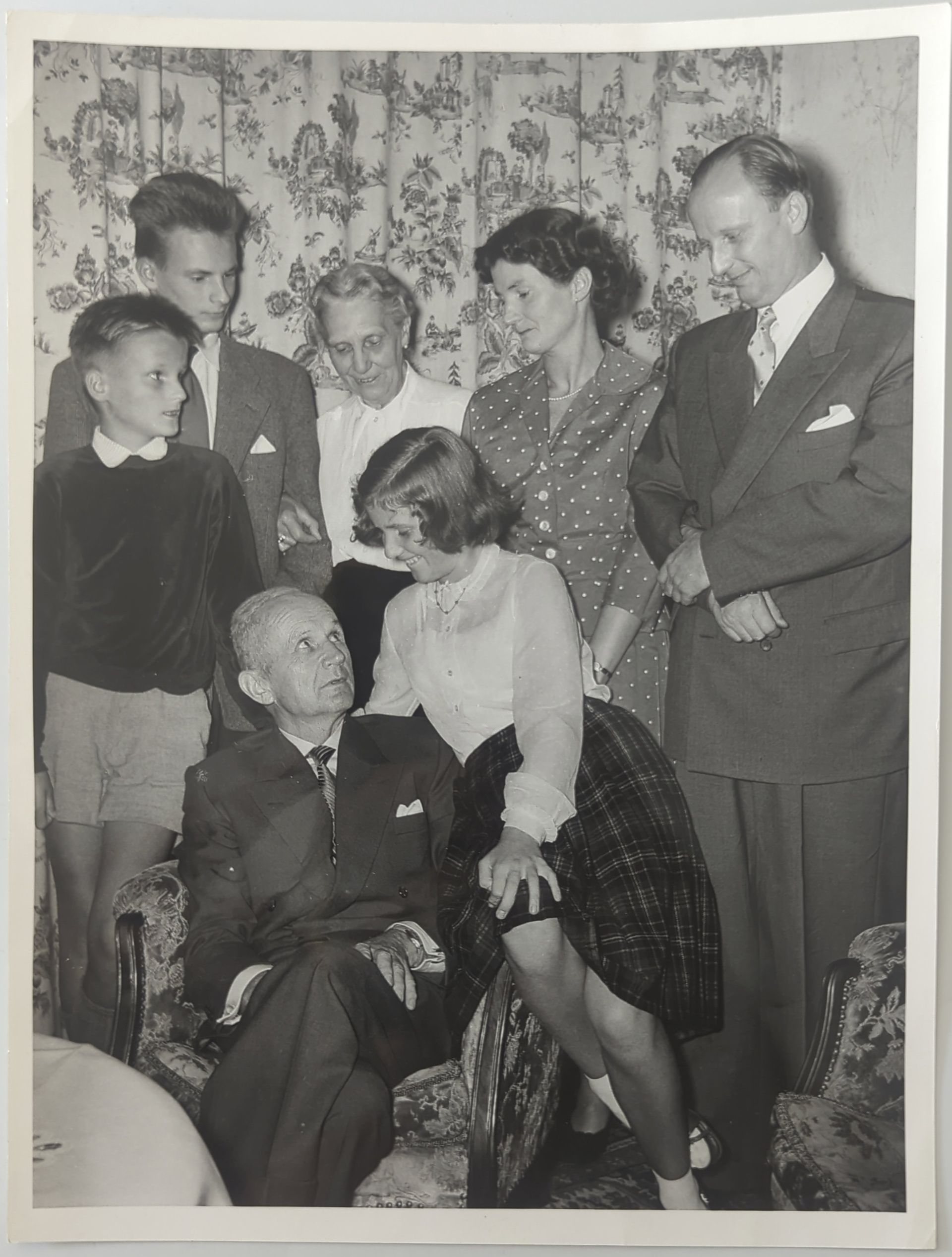 Dönitz herenigd met zijn gezin na tien jaar gevangenschap