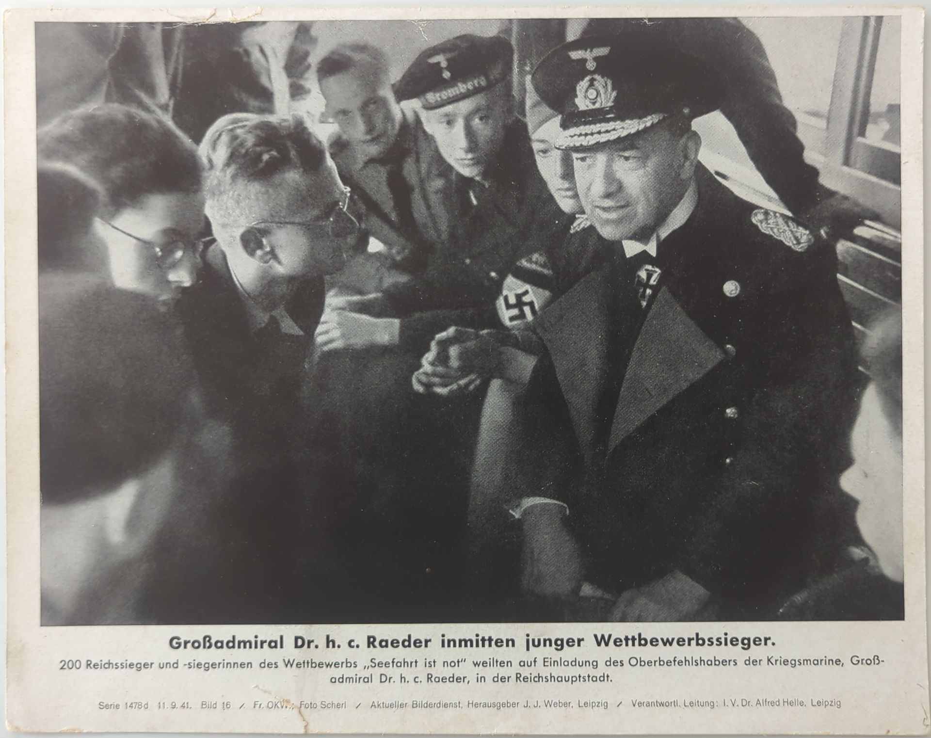 Originele gedrukte fotoafbeelding – Großadmiral Raeder met jonge wedstrijdwinnaars (1941)