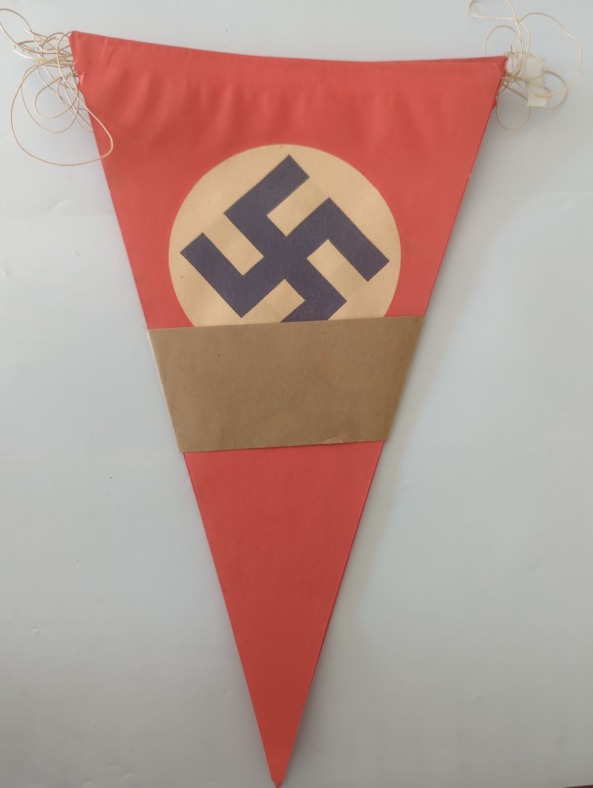 Bundel van 15 papieren nazi-vlaggetjes in pennant-vorm – ca. 1930–1945