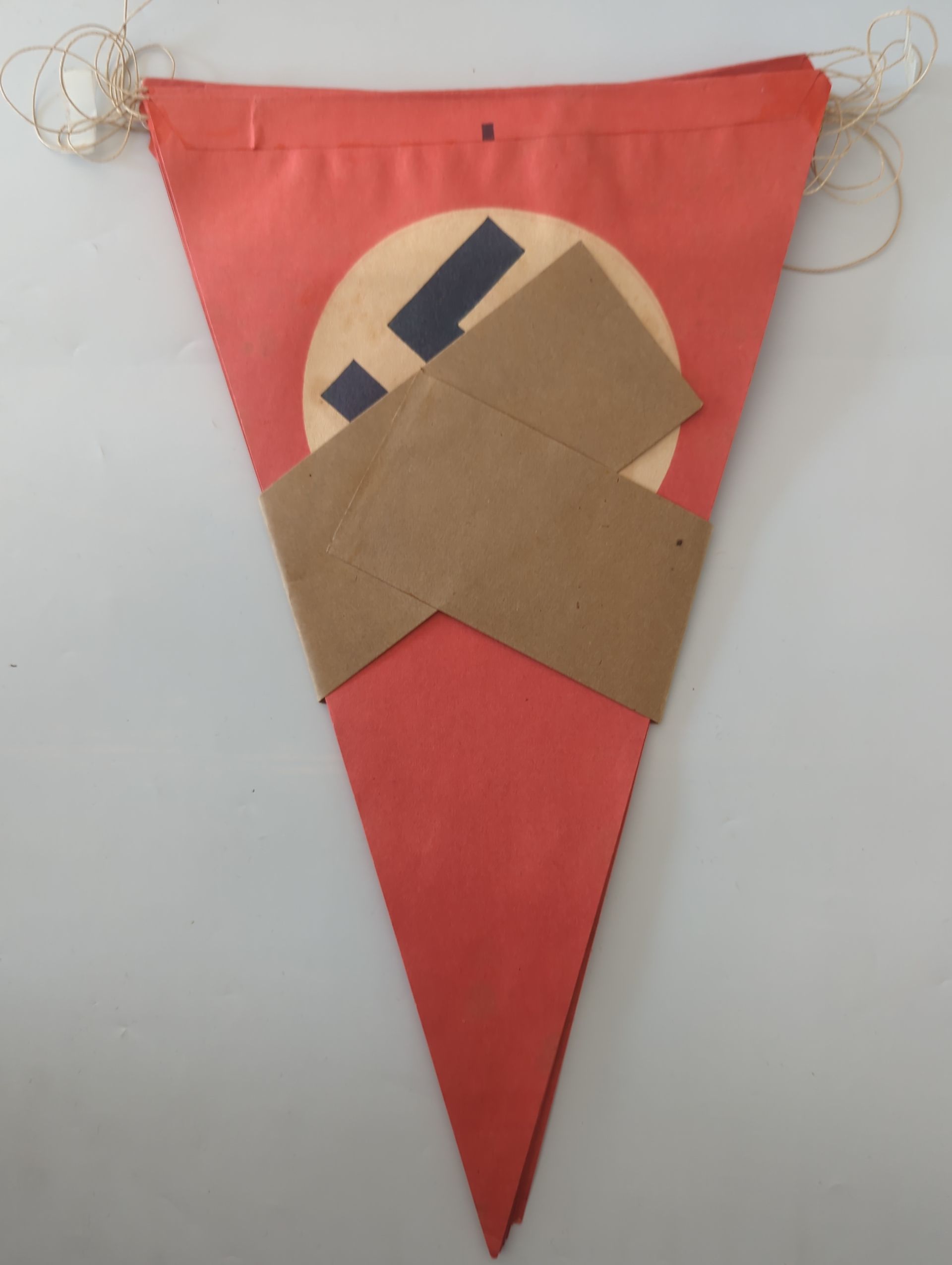 Bundel van 15 papieren nazi-vlaggetjes in pennant-vorm – ca. 1930–1945