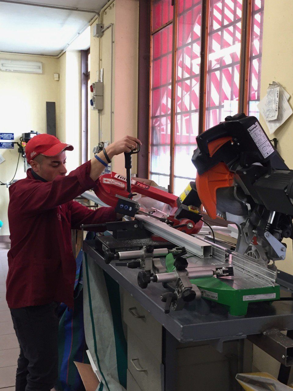 Tecnico dell'azienda durante la realizzazione di tende da sole