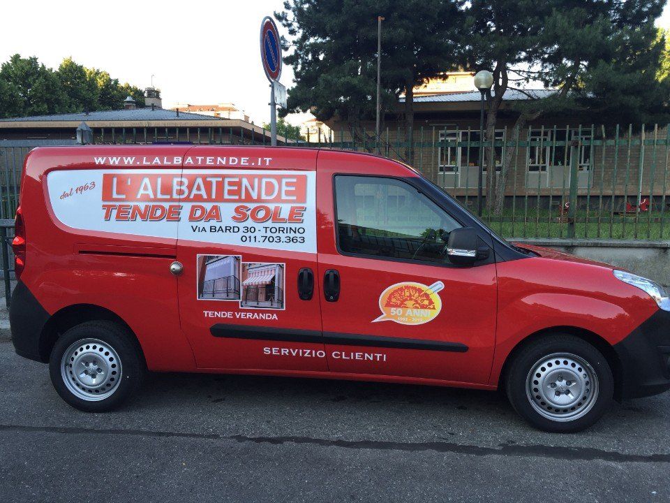 Furgoncino dell'azienda produttrice di tende da sole L'Albatende