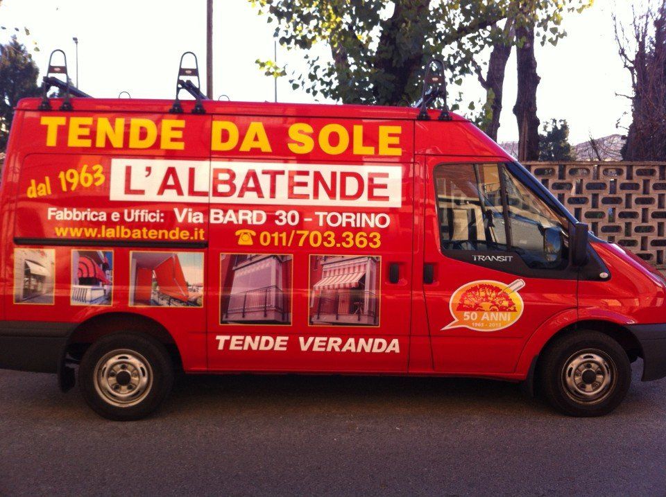 Furgoncino dell'azienda produttrice di tende da sole L'Albatende