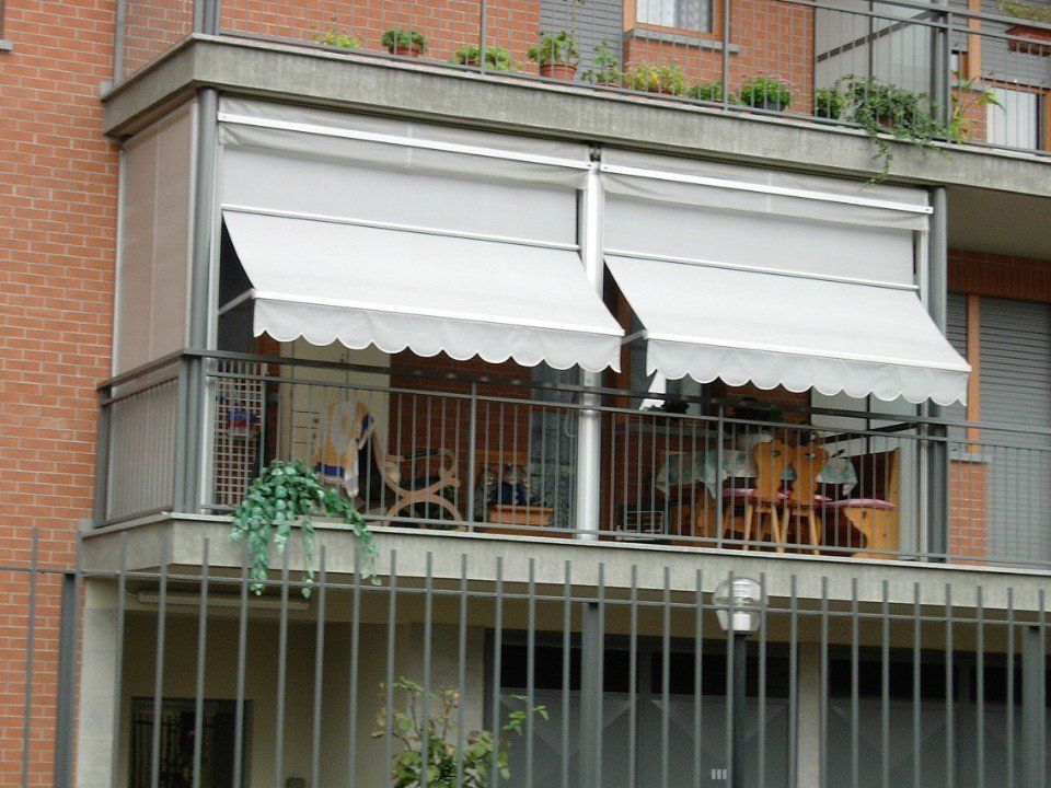 Tende veranda estive grigio chiaro sul balcone di un appartamento
