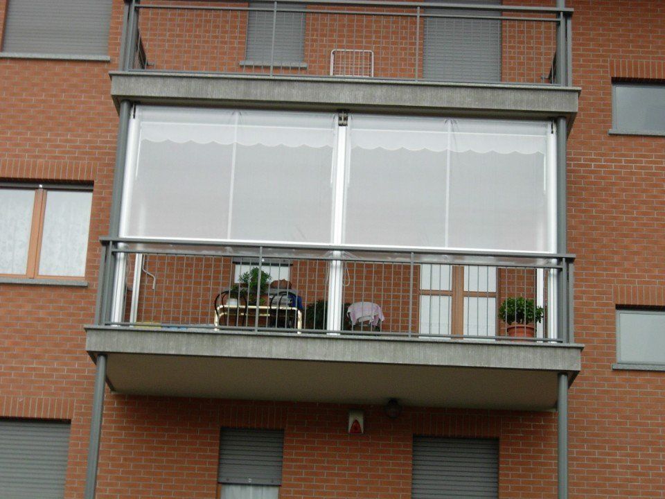 Tende veranda invernali doppie di colore bianco su un balcone