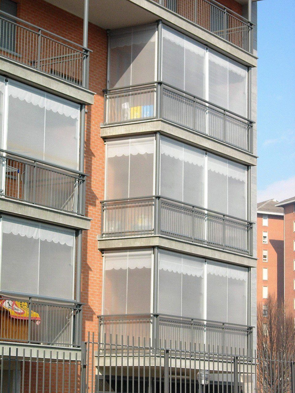 Tende veranda a Torino trasparenti distribuite su tre piani di un condominio