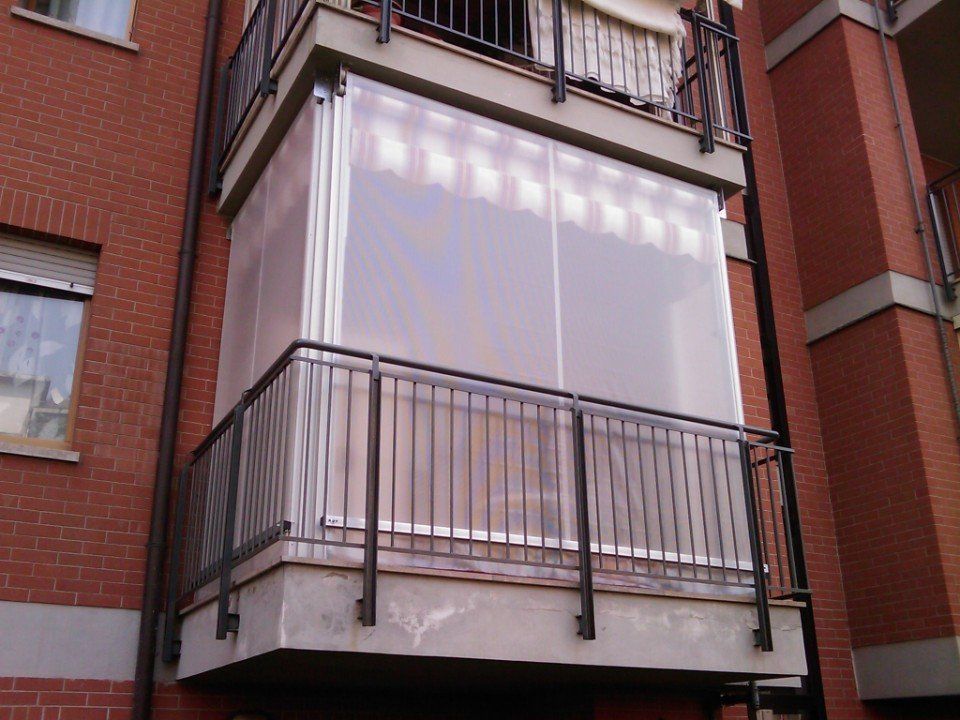 Tenda veranda estiva con zanzariera su un balcone