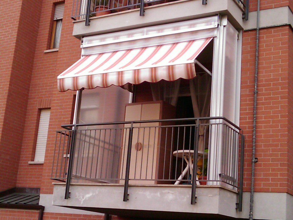 Tenda veranda estiva aperta a righe rosse e bianche