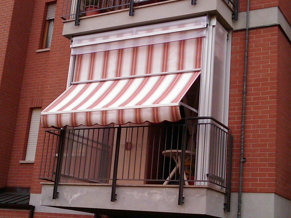 Tenda veranda aperta per l'estate a righe rosse e bianche