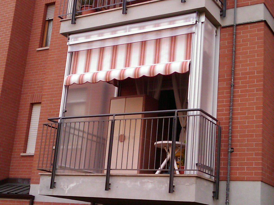 Tenda estiva chiusa a righe rosse e bianche