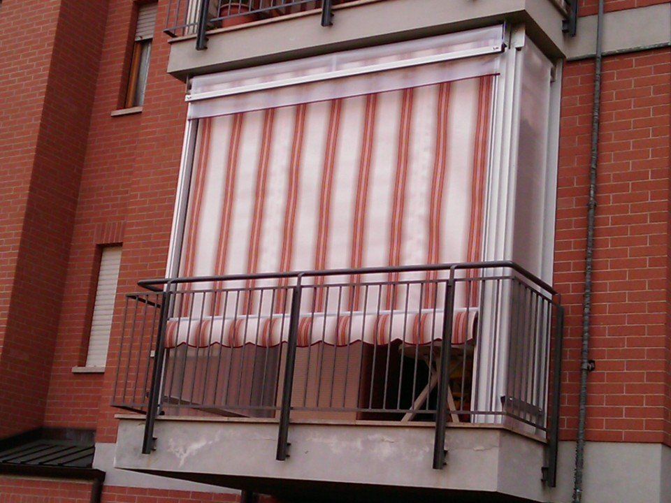 Fronte di una tenda estiva a righe rosse e bianche