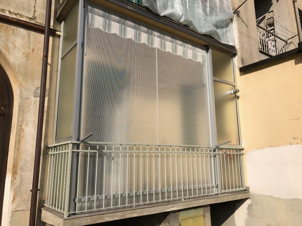 Tenda veranda trasparente chiusa su tenda estiva