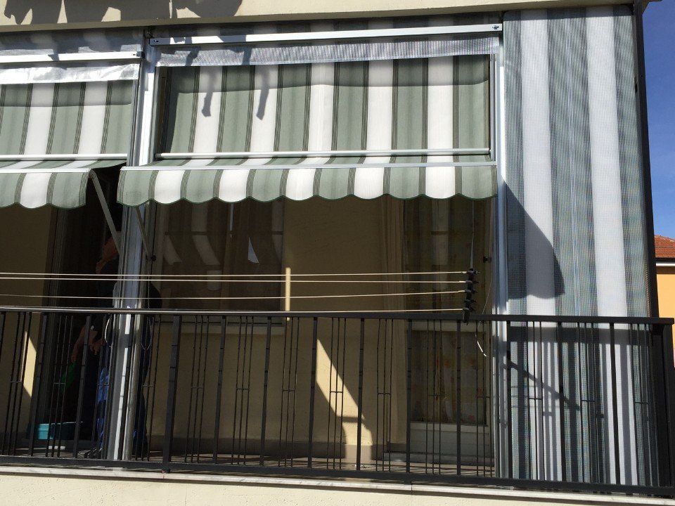 Tenda da sole bianca e grigia