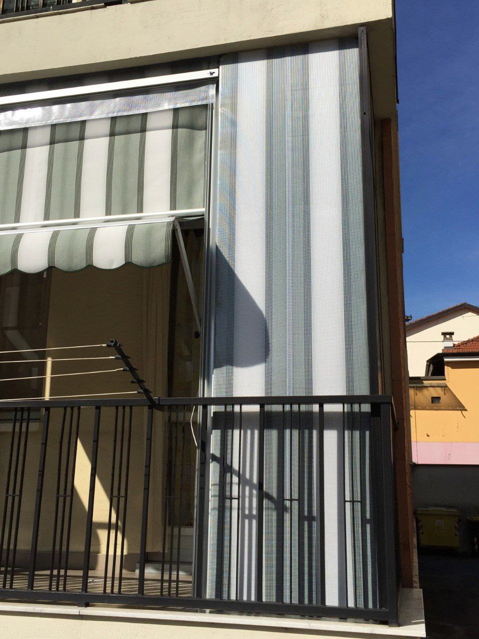 Particolare di tenda estiva a righe bianche e blu