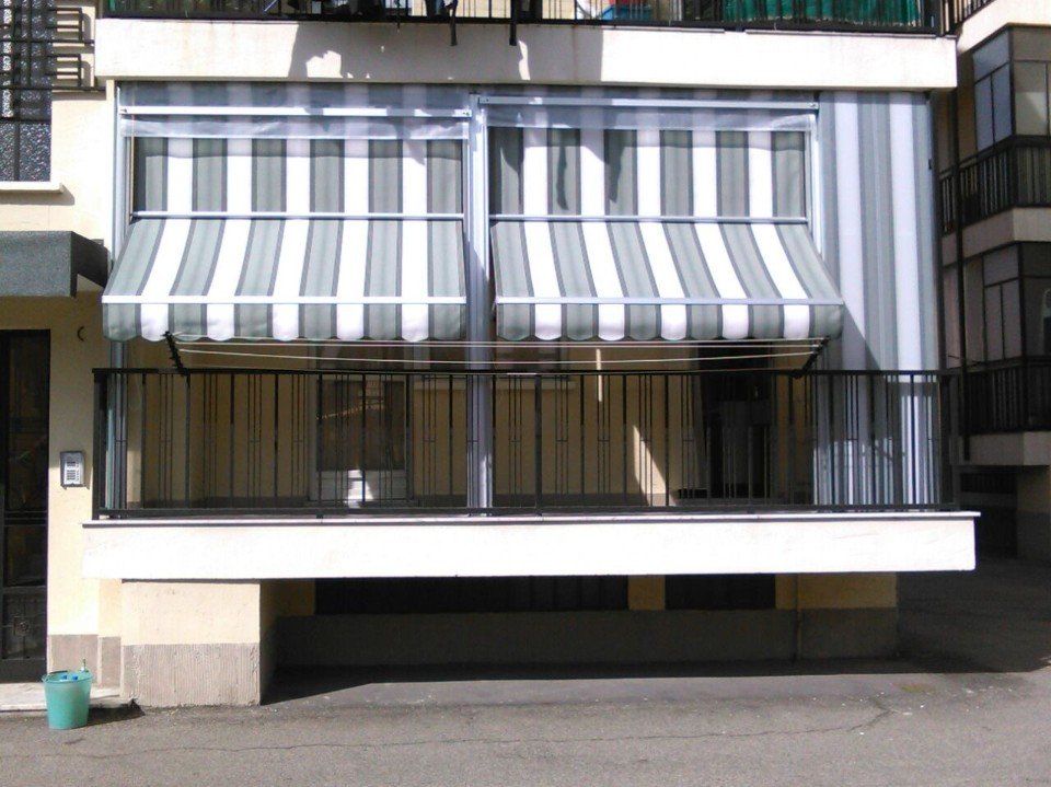 Tende estive a righe bianche e grigie