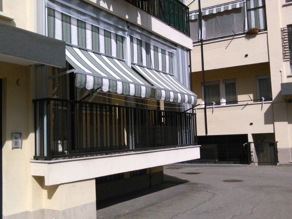 Particolare di una tenda estiva a righe bianche e grigie