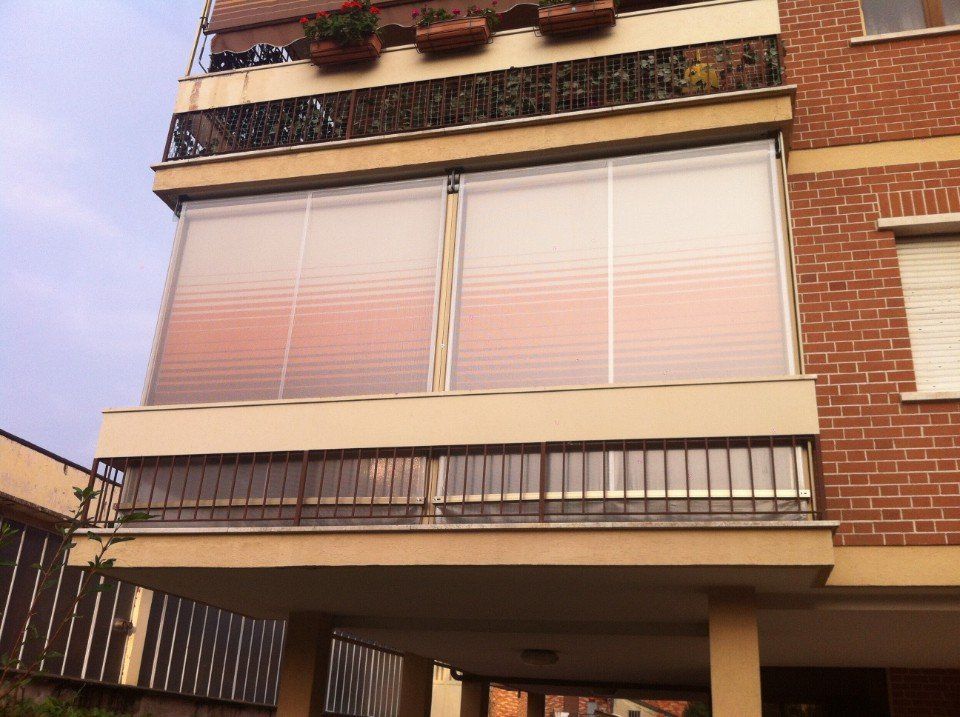 Tende Veranda a Torino marroni sul balcone di un condominio