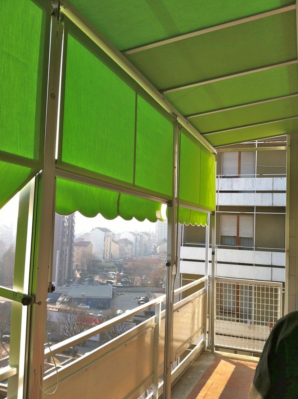 Vista dall'interno di tenda verde