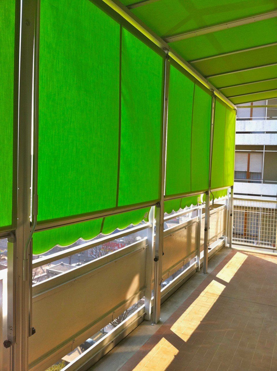 Vista dall'interno di tenda a guida verde