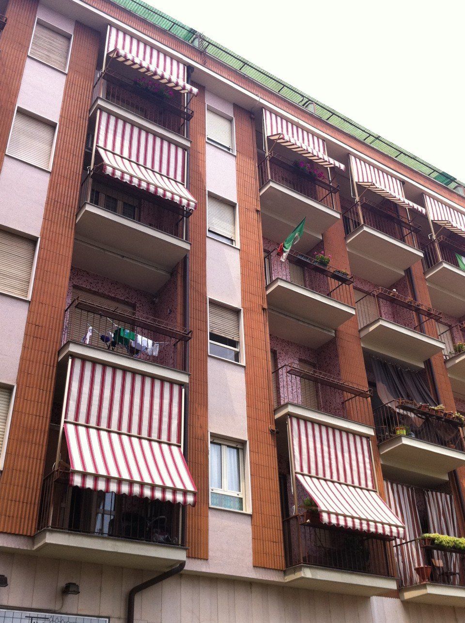 Palazzo con tende a guida estive