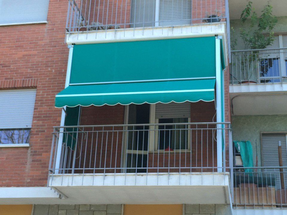 Balcone con tenda a guida estiva verde