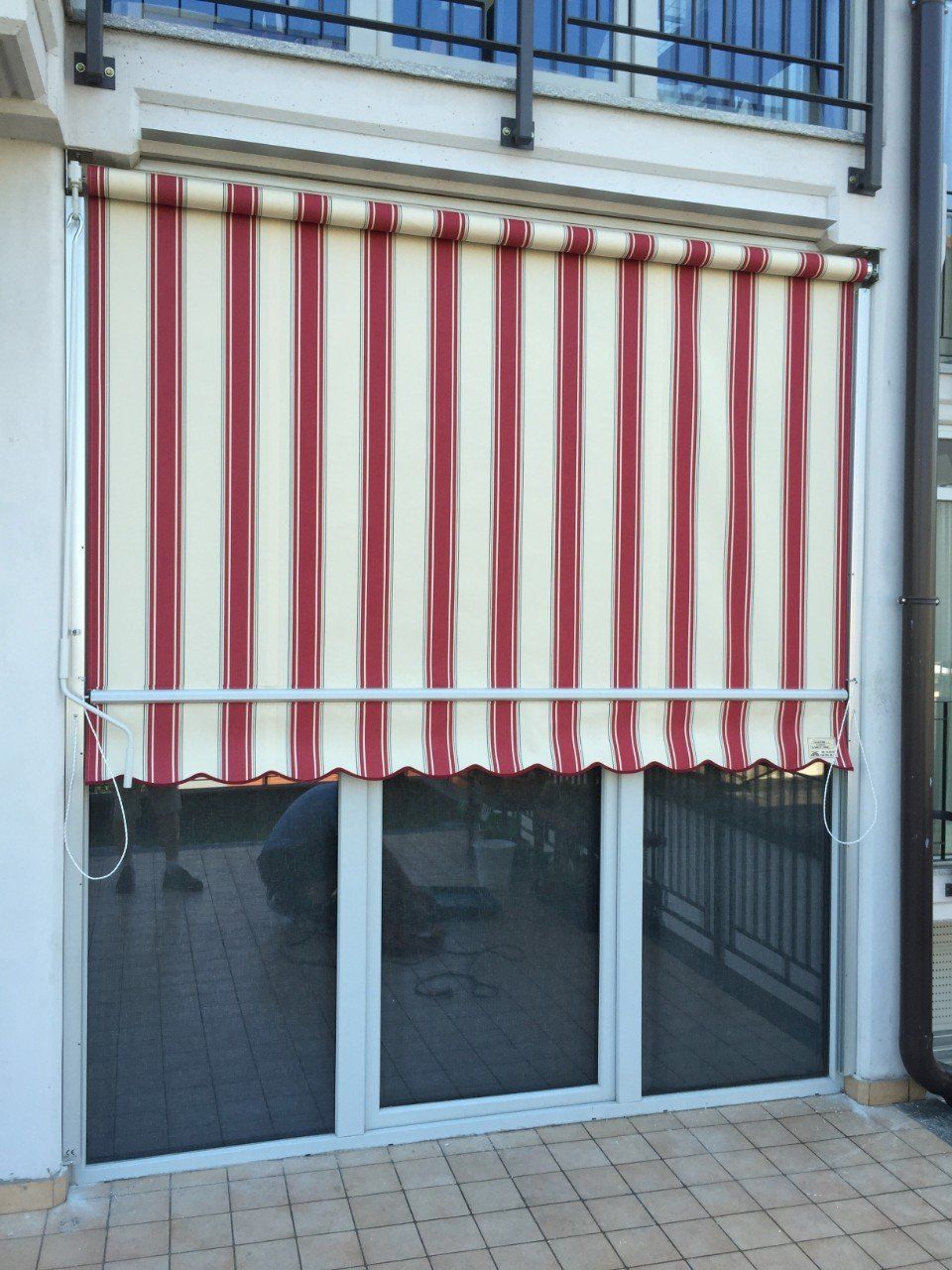 Tenda a guida rossa e bianca semi aperta