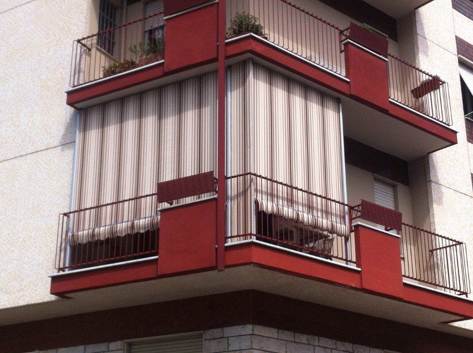 Tenda a guida rossa e bianca a righe