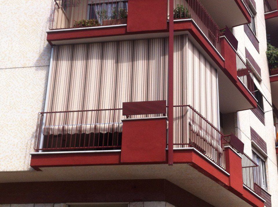 Balcone con tenda a guida a righe bianche e rosse
