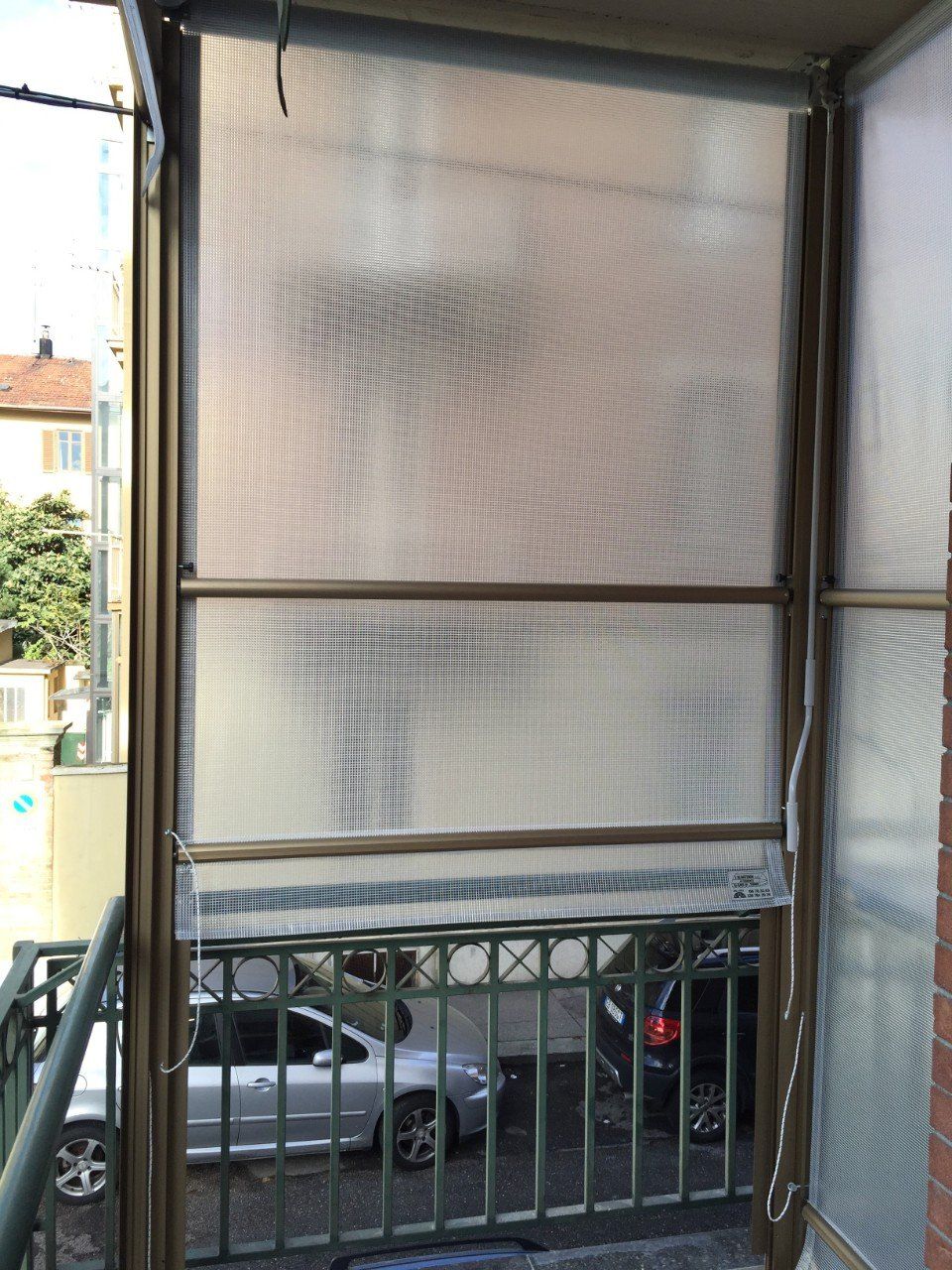 Finestra con tenda a guida invernale chiusa