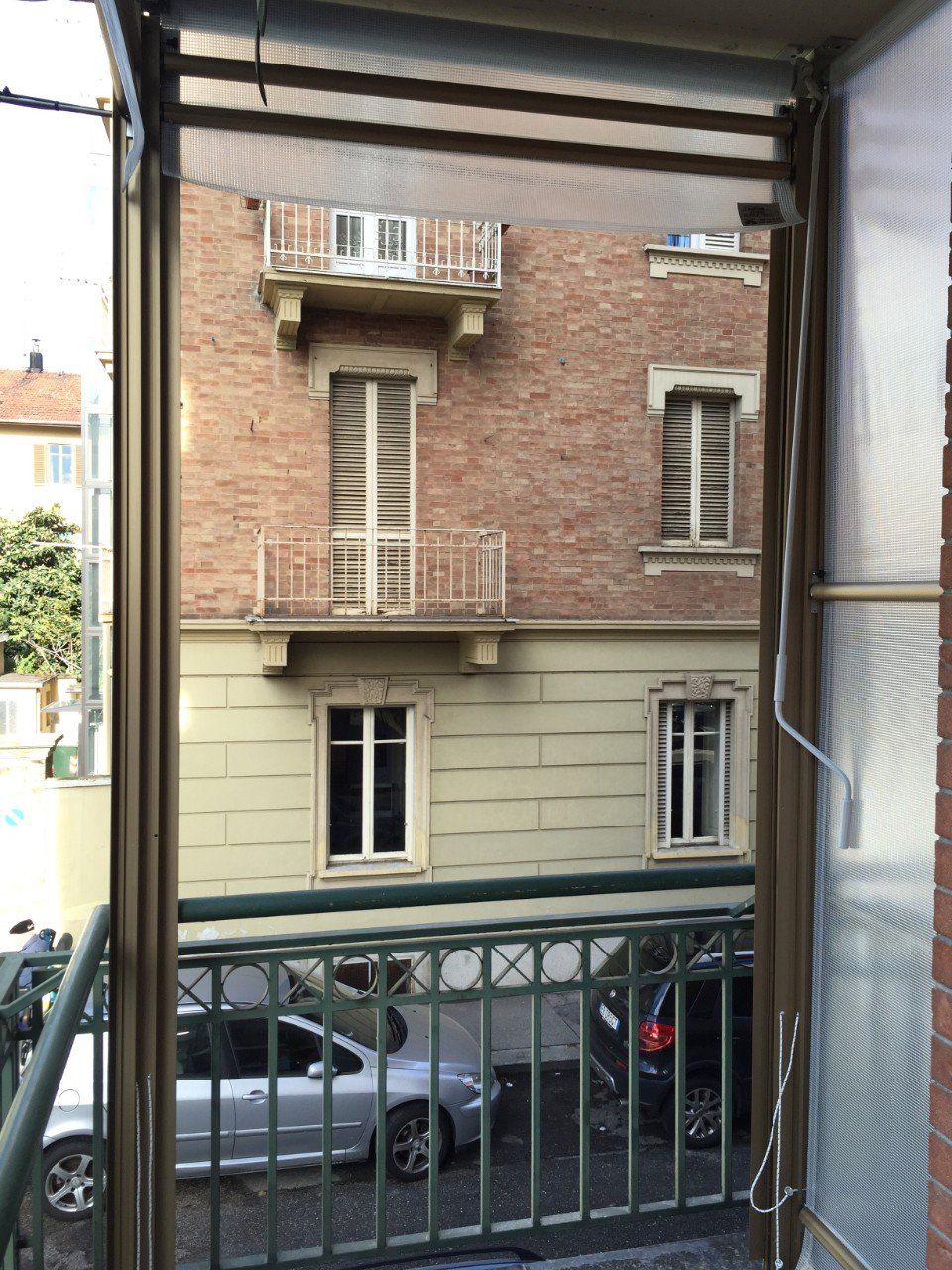 Finestra con tenda a guida invernale aperta