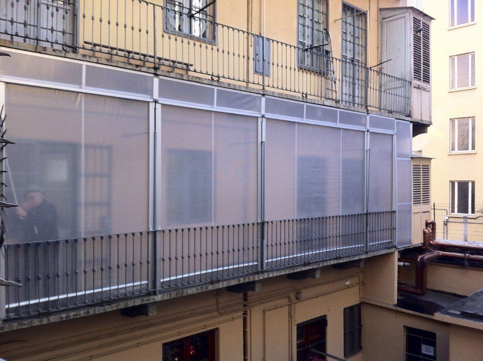 Balconata con tenda a guida invernale