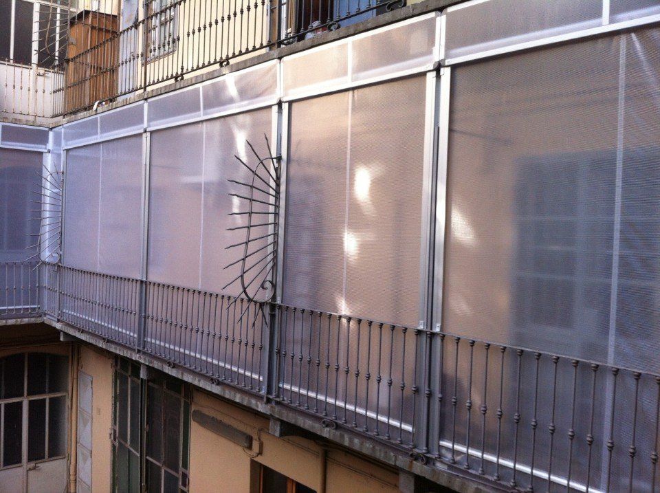 Tende invernali a Torino multiple su un balcone