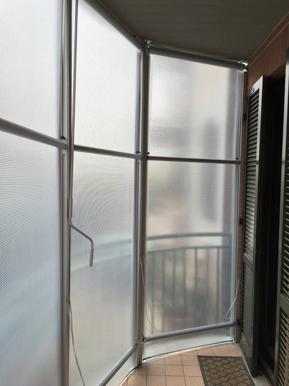 Parete con tende a guida