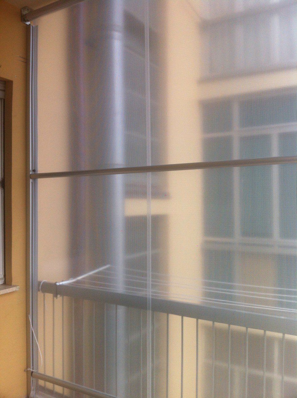 Interno con tenda a guida protettiva